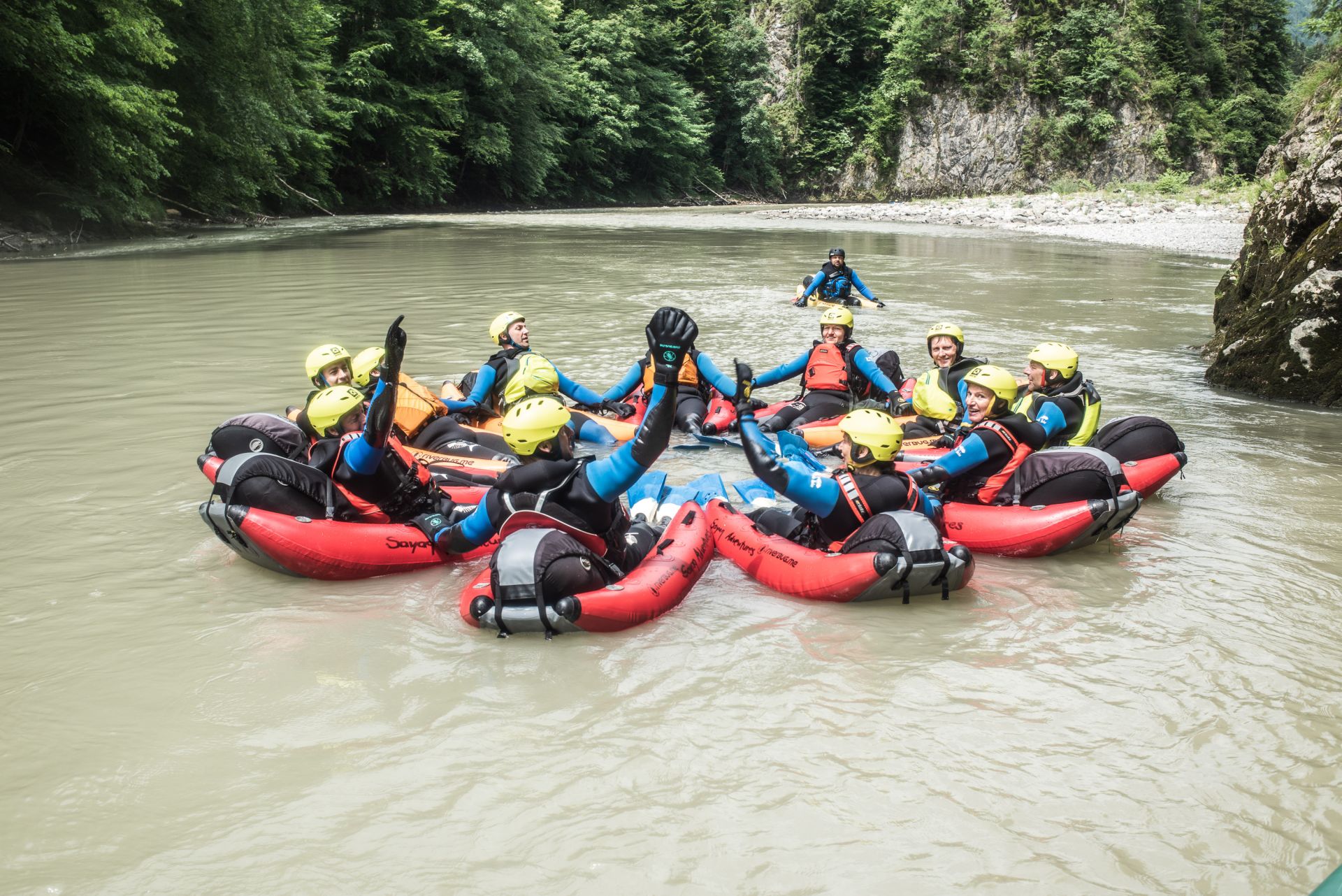 Personen sitzen im Riverbug auf dem Wasser und lachen zusammen